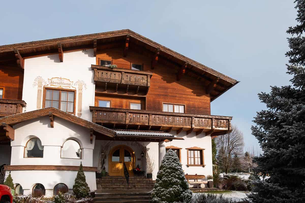 Abendblume bed and breakfast exterior in Leavenworth, Washington on a clear winter day