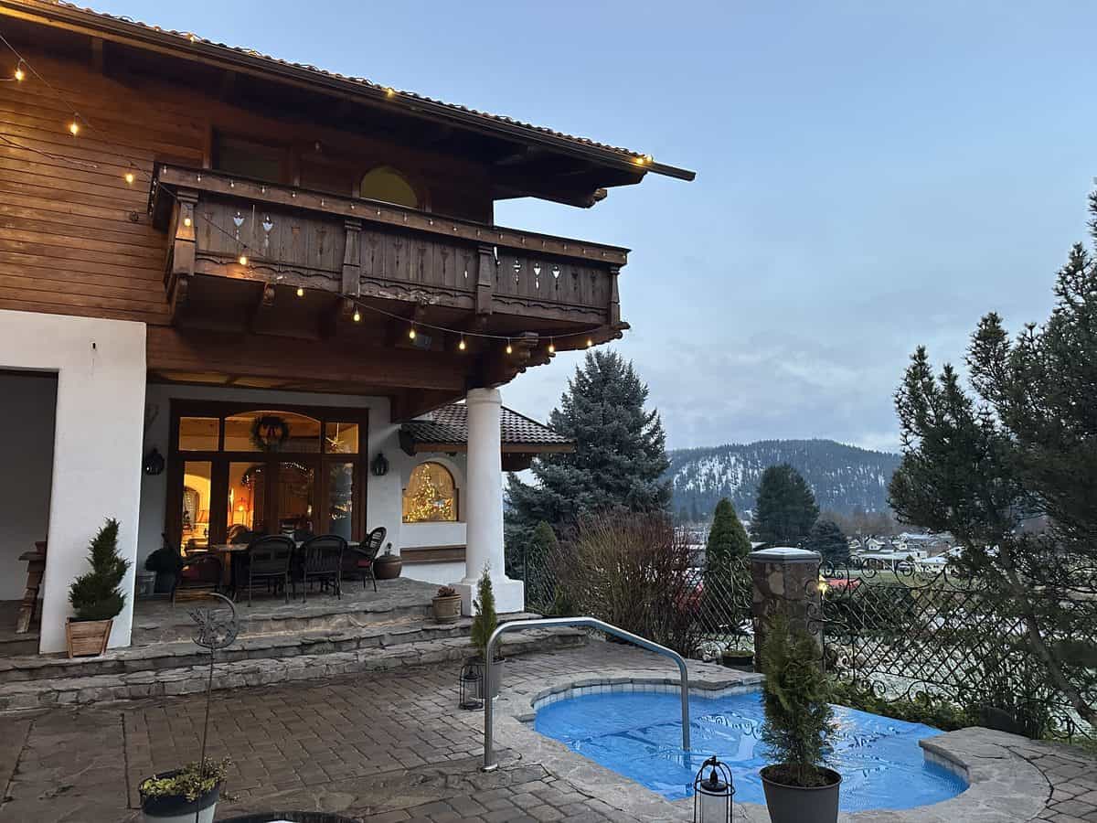 Indoor pool at Abendblume bed and breakfast in Leavenworth