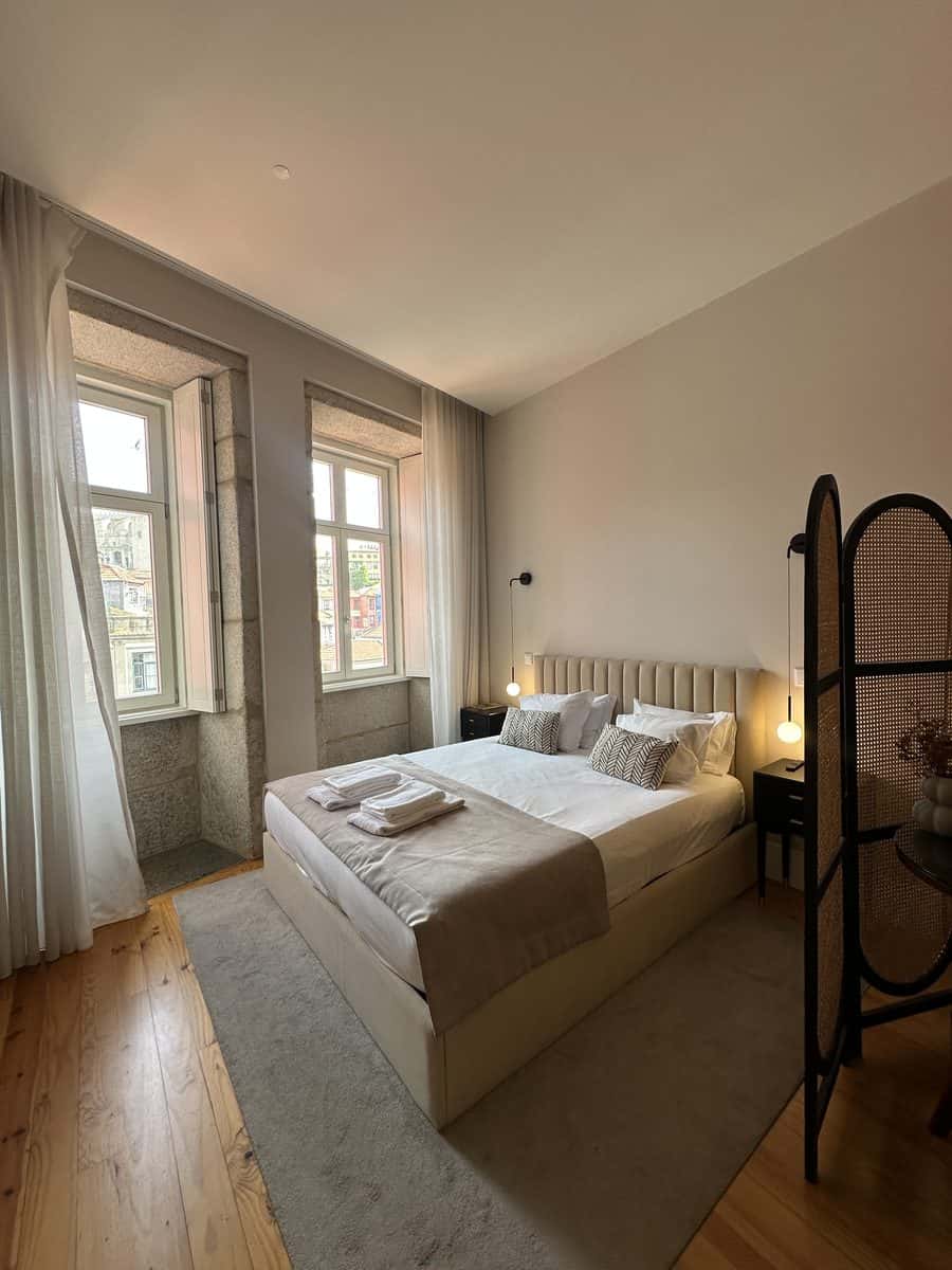 Tall windows and natural light in the Ando Living Flores 200 apartment in Porto