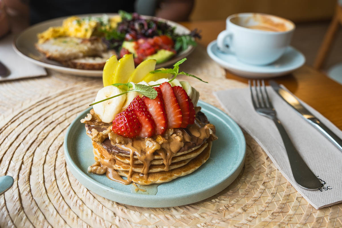 Pancakes with strawberries, banana and peanut butter at Noshi Coffee in Porto